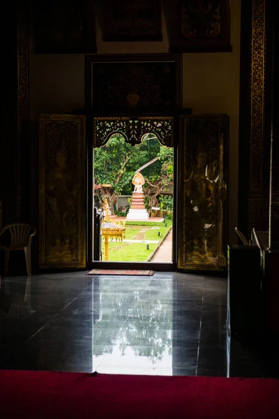 Sziluett Templom Ajtaja Darabhirom Erdei Kolostor Thaiföld — Stock Fotó