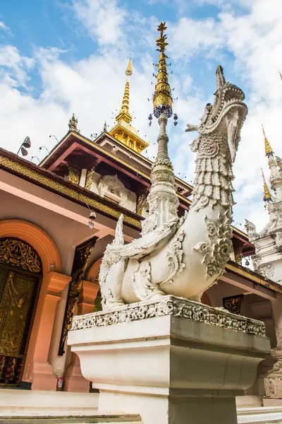 Chiangmai, Tayland 'daki Darabhirom Ormanı Manastırı' ndan Phra Chao Than Jai Mondop.