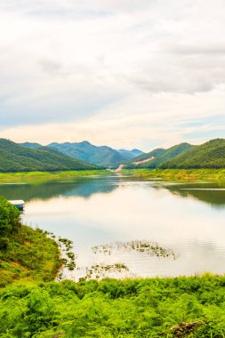 Mae Kuang Udom Thara barajının manzara manzarası, Tayland.