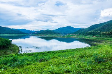 Mae Kuang Udom Thara barajının manzara manzarası, Tayland.