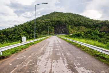 Mae Kuang Udom Thara Barajı Yolu, Tayland.