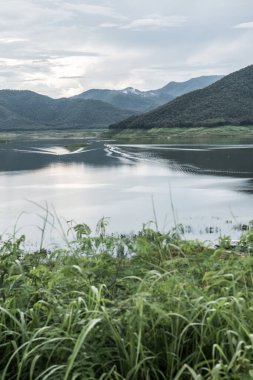 Mae Kuang Udom Thara barajının manzara manzarası, Tayland.