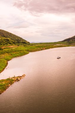 Mae Kuang Udom Thara barajının manzara manzarası, Tayland.