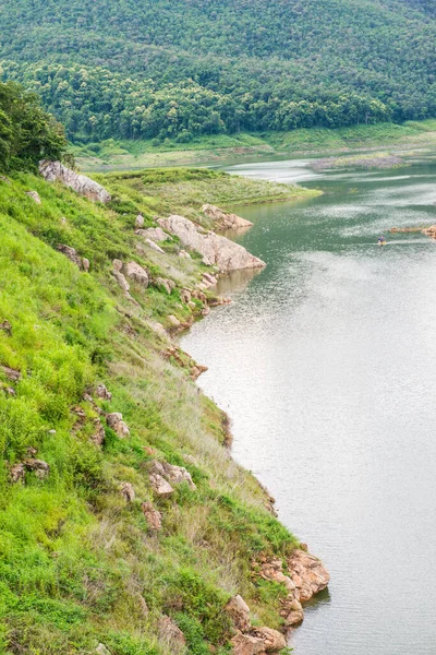 Mae Kuang Udom Thara barajının manzara manzarası, Tayland.