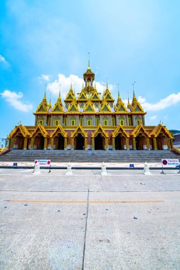Tha Sung Tapınağı 'ndaki Altın Kale, Tayland.