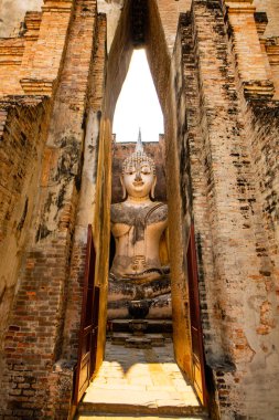 Si Chum tapınağındaki antik Buda heykeli, Tayland.