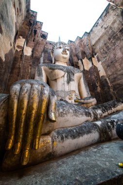 Si Chum tapınağındaki antik Buda heykeli, Tayland.