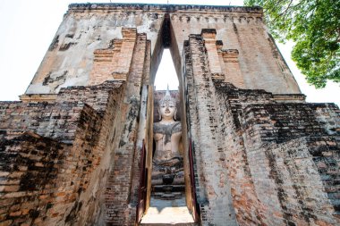 Si Chum tapınağındaki antik Buda heykeli, Tayland.