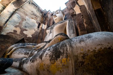 Si Chum tapınağındaki antik Buda heykeli, Tayland.