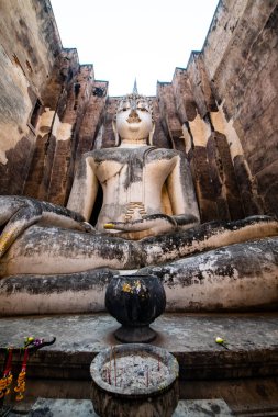 Si Chum tapınağındaki antik Buda heykeli, Tayland.