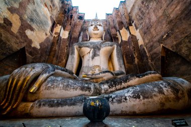 Si Chum tapınağındaki antik Buda heykeli, Tayland.