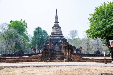 Chang Lom tapınağı Si Satchanalai tarihi parkında, Tayland.