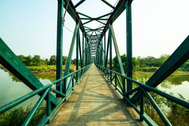 Tayland 'ın Sukhothai eyaletinde nehir üzerindeki demir köprü..