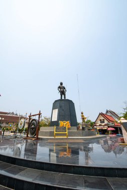 UTTARADIT, THAILAND - 6 Nisan 2019: Phraya Pichai Dab Hak Anıtı Uttaradit Belediye Binası önünde, Tayland.
