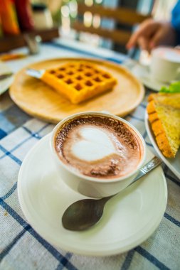 Beyaz bardakta sıcak çikolata, Tayland.