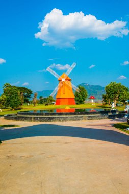 Tayland 'da, parkta güzel yel değirmeni.