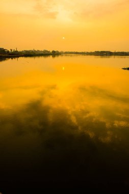 Kwan Phayao Gölü 'nde gün doğumu, Tayland.