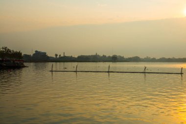 Kwan Phayao Gölü 'nde gün doğumu, Tayland.