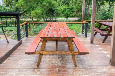 Tayland 'da ahşap zeminde masa seti..