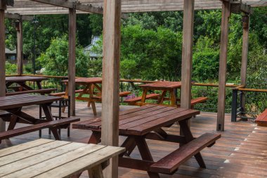 Tayland 'da ahşap zeminde masa seti..