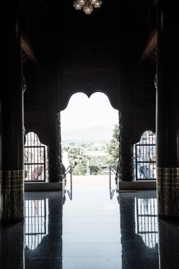 Tayland 'daki kilise kapısının silueti..
