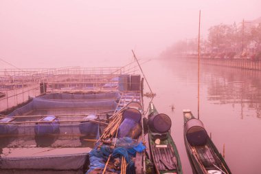 Tayland, Kwan Phayao Gölü 'ndeki balık kafesi..