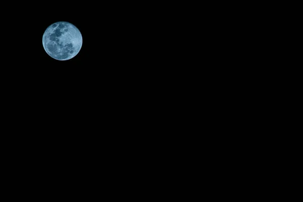 어두운 배경을 초승달 — 스톡 사진