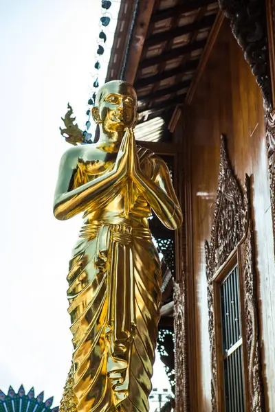 Статуя Золотого Монаха — стоковое фото