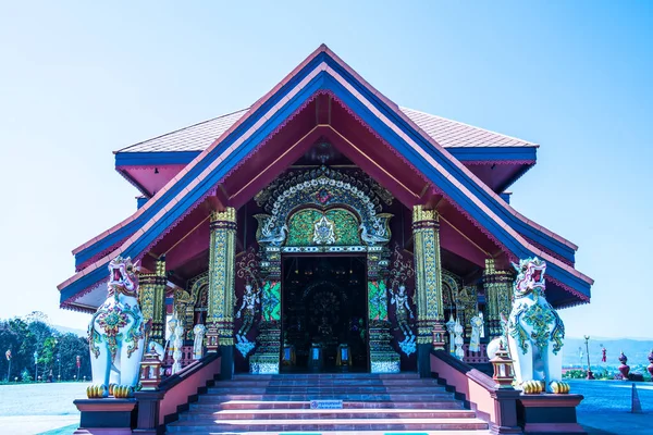 Prayodkhunpol 'deki güzel Tayland tarzı kilise Wiang Kalong Tapınağı, Tayland.