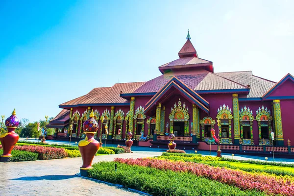 Prayodkhunpol 'deki güzel Tayland tarzı kilise Wiang Kalong Tapınağı, Tayland.