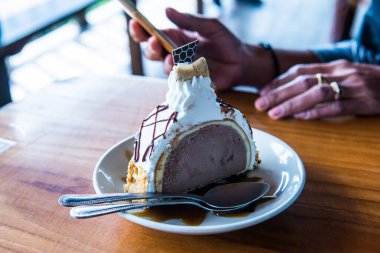 Dondurmalı pasta beyaz tabak, Tayland.