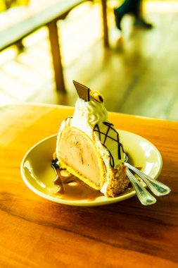 Dondurmalı pasta beyaz tabak, Tayland.