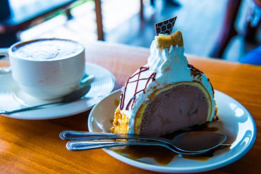 Dondurmalı pasta beyaz tabak, Tayland.