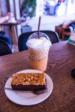 Çikolatalı kekle buzlu kahve, Tayland.