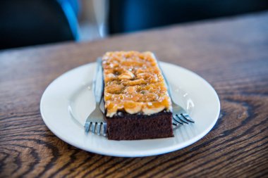 Beyaz tabakta browni keki, Tayland.