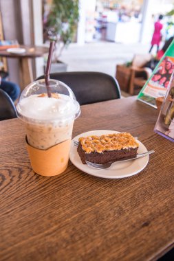 Çikolatalı kekle buzlu kahve, Tayland.