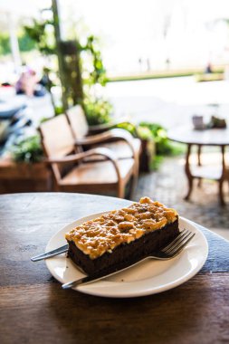 Beyaz tabakta browni keki, Tayland.