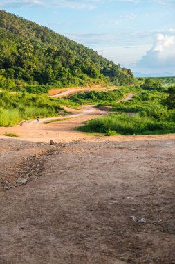 Tayland 'da dağlı küçük bir yol..