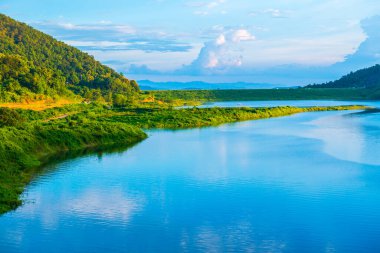 Mae Kuang Udom Thara barajının manzara manzarası, Tayland.