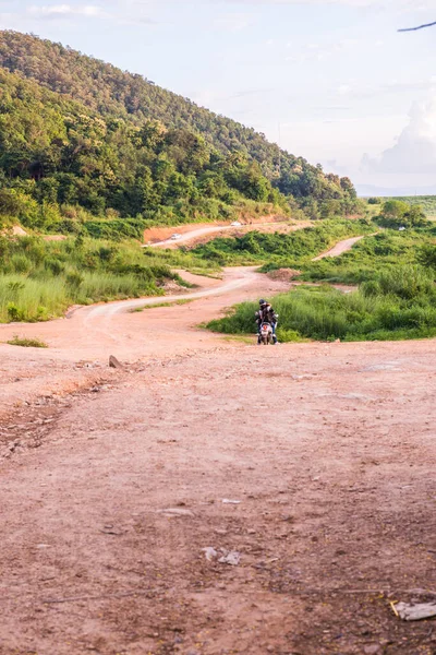 Tayland 'da dağlı küçük bir yol..