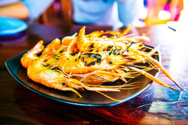 Tayland, siyah tabakta ızgara karides..