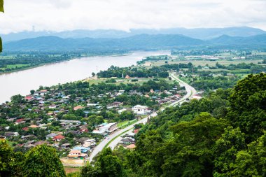 Tayland 'ın Chiang Saen şehrindeki Mekong nehrinin en üst manzarası..
