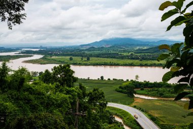 Tayland 'ın Chiang Saen şehrindeki Mekong nehrinin en üst manzarası..