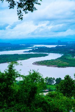 Tayland 'ın Chiang Saen şehrindeki Mekong nehrinin en üst manzarası..