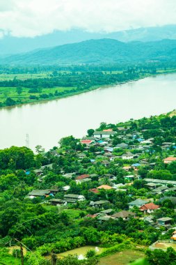 Tayland 'ın Chiang Saen şehrindeki Mekong nehrinin en üst manzarası..