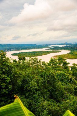 Tayland 'ın Chiang Saen şehrindeki Mekong nehrinin en üst manzarası..