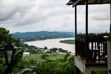 Tayland 'ın Chiang Saen şehrindeki Mekong nehrinin en üst manzarası..