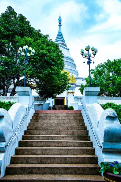 泰国Phra Pha Ngao寺美丽的塔 — 图库照片