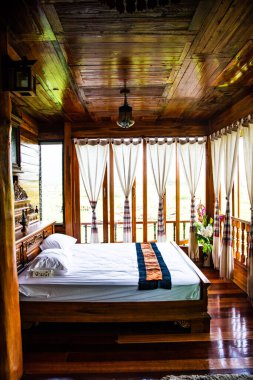 Tayland 'da pirinç tarlasının yanındaki yatak odası..