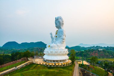 Güzel Guan Yin heykeli Huay Pla Kang tapınağında, Tayland.